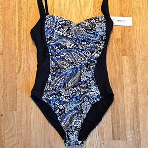 Liz Claiborne NWT size 6 flattering swimsuit